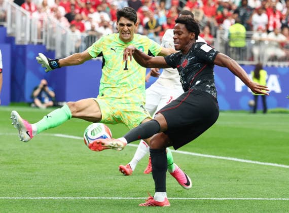 Canada s Jonathan David makes an attempt on goal as Morocco s goalkeeper Yassine Bounou defends in a Round of 16 FIFA World Cup, WM, Weltmeisterschaft, Fussball match at Houston Stadium in Houston, Texas, on Saturday, July 4, 2026.  HOU20260704908 CHRISTIANxBRUNSKILL