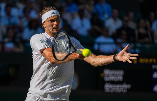 Tennis - Wimbledon Championship 2026 - Day 6 LONDON, ENGLAND - Saturday, July 4, 2026: Alexander Zverev (GER) during the Gentlemen s Singles Third Round match on Day Six of The Championships Wimbledon 2026 at the All England Lawn Tennis and Croquet Club. (Photo by Kirsten Holst Propaganda) LONDON All England Lawn Tennis and Croq GREATER LONDON ENGLAND  Copyright: xKirstenxHolstx 2026-07-04-037-Wimbledon_Day_6