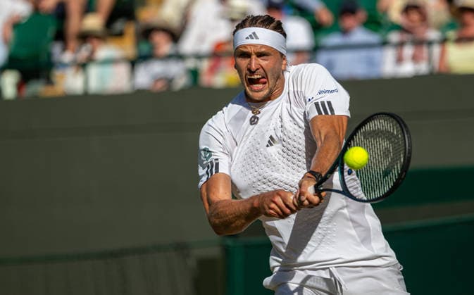 Tennis - Wimbledon Championship 2026 - Day 6 LONDON, ENGLAND - Saturday, July 4, 2026: Alexander Zverev (GER) during the Gentlemen s Singles Third Round match on Day Six of The Championships Wimbledon 2026 at the All England Lawn Tennis and Croquet Club. (Photo by Kirsten Holst Propaganda) LONDON All England Lawn Tennis and Croq GREATER LONDON ENGLAND  Copyright: xKirstenxHolstx 2026-07-04-043-Wimbledon_Day_6