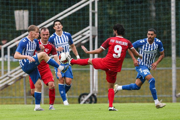 Leon Mergner (1.FC Magdeburg,33) - 2. Fußball Bundesliga Saison 2026-2027 Testspiel Sommervorbereitung FSV Havelberg vs 1. FC Magdeburg im Sportforum am Eichwald - Aktion,Fußball,Mann,Männer,Deutschland,04.07.2026 *** Leon Mergner, 1 FC Magdeburg, 33, 2nd Bundesliga, 2026–2027 season, preseason friendly: FSV Havelberg vs. 1 FC Magdeburg at the Sportforum am Eichwald. Action, soccer, man,Men, Germany, July 4, 2026