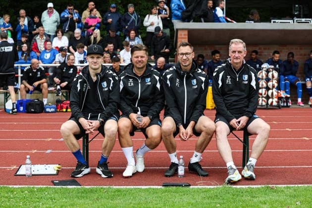 v.l. Co-Trainer Silvio Bankert (1. FC Magdeburg), Co-Trainer Erwin Bradasch (1. FC Magdeburg), Trainer Pascal Ibold (1. FC Magdeburg), Trainer Petrik Sander (1. FC Magdeburg) - 2. Fußball Bundesliga Saison 2026-2027 Testspiel Sommervorbereitung FSV Havelberg vs 1. FC Magdeburg im Sportforum am Eichwald - Fußball,Mann,Männer,Deutschland,04.07.2026 *** From left: Assistant Coach Silvio Bankert, 1. FC Magdeburg, Assistant Coach Erwin Bradasch, 1 FC Magdeburg; Head Coach Pascal Ibold, 1 FC Magdeburg; Head Coach Petrik Sander, 1 FC Magdeburg; 2. Bundesliga, 2026–2027 season; Summer preseason friendly: FSV Havelberg vs. 1 FC Magdeburg at the Sportforum am Eichwald; Soccer,Man, Men, Germany, July 4, 2026