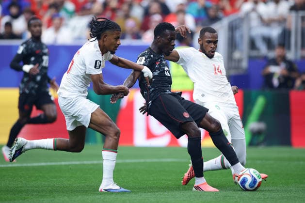 Canada s Tani Oluwaseyi vies for the ball against Morocco s Redouane Halhal (L) and Issa Diop, during the FIFA World Cup, WM, Weltmeisterschaft, Fussball 2026 Round of 16 soccer match between Morocco and Canada at Houston Stadium, in United States, 4 July 2026. Canada - Morocco !ACHTUNG: NUR REDAKTIONELLE NUTZUNG!  Copyright: xCarlosxRamírezx GRAF1153 20260704-55020800877_1