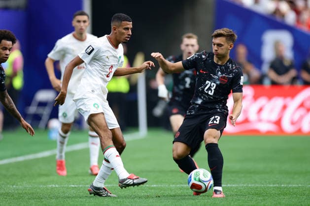 Morocco s Azzedine Ounahi (L) vies for the ball against Canada Niko Sigur, during the FIFA World Cup, WM, Weltmeisterschaft, Fussball 2026 Round of 16 soccer match between Morocco and Canada at Houston Stadium, in United States, 4 July 2026. Canada - Morocco !ACHTUNG: NUR REDAKTIONELLE NUTZUNG!  Copyright: xCarlosxRamírezx GRAF1147 20260704-55020800878_1
