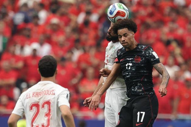 FIFA World Cup, WM, Weltmeisterschaft, Fussball 2026 - Round of 16 - Canada vs Morocco Noussair Mazraoui of Morocco in action against Tajon Buchanan (R) of Canada during the FIFA World Cup 2026 Round of 16 match Canada against Morocco, in Houston, USA, 04 July 2026. HOUSTON United States  Copyright: xCHRISTOPHERxNEUNDORFx