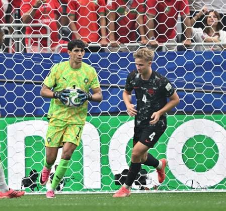 Canada vs Morocco, Round of 16, played at Houston Stadium, Houston, Texas, USA, on July 4, 2026. HOUSTON, TEXAS, USA JULY 4, 2026: Morocco goalkeeper Yassine Bounou ( 1) gathers the ball during the FIFA World Cup, WM, Weltmeisterschaft, Fussball 2026 Round of 16 match between Canada and Morocco at Houston Stadium in Houston, Texas, USA, on July 4, 2026. HOUSTON United States of America Copyright: x xAymanxArefxMohamedxSaadxElxDinx xJNAxPressx