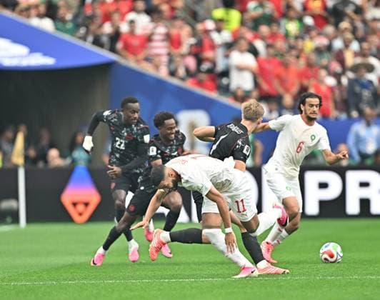 Canada vs Morocco, Round of 16, played at Houston Stadium, Houston, Texas, USA, on July 4, 2026. HOUSTON, TEXAS, USA JULY 4, 2026:Canada s MoÃ¯se Bombito ( 15) controls the ball under pressure from Morocco s Soufiane Rahimi ( 11) during the FIFA World Cup, WM, Weltmeisterschaft, Fussball 2026 Round of 16 match between Canada and Morocco at Houston Stadium in Houston, Texas, USA, on July 4, 2026. HOUSTON United States of America Copyright: x xAymanxArefxMohamedxSaadxElxDinx xJNAxPressx