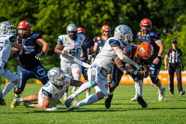 Lennies Mcferren (ifm Razorbacks Ravensburg, 11 Running Back) tackled by Nick Wenzelburger (Pforzheim Wilddogs, 31 Defensive Back) ifm Razorbacks Ravensburg vs Pforzheim Wilddogs, American Football, German Football League, Week 9, 2026, 04.07.2026, Weingarten TeleData Stadion am Lindenhof Baden Württemberg Germany Copyright: xFootxBowl SebastianxJustx