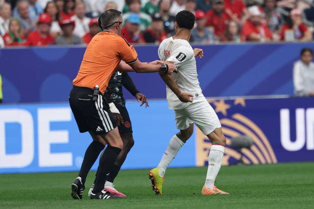 FIFA World Cup, WM, Weltmeisterschaft, Fussball 2026 - Round of 16 - Canada vs Morocco English referee Michael Oliver (L) and Achraf Hakimi of Morocco react during the FIFA World Cup 2026 Round of 16 match Canada against Morocco, in Houston, USA, 04 July 2026. HOUSTON United States  Copyright: xCHRISTOPHERxNEUNDORFx