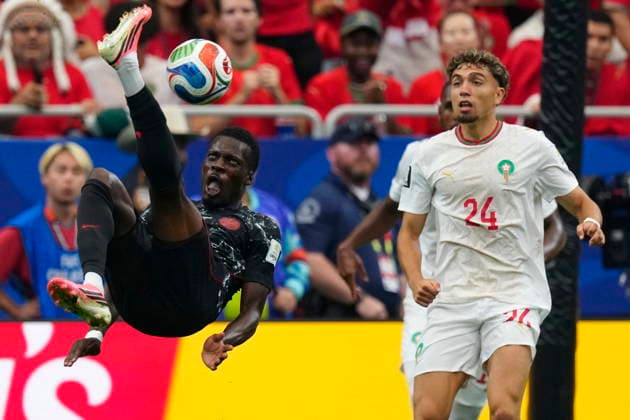 July 4, 2026, Houston, Tx, United States: Canada s Tani Oluwaseyi (12) attempts a bicycle kick on goal in front of Morocco s Neil El Aynaoui (24) during first half FIFA World Cup, WM, Weltmeisterschaft, Fussball round of 16 soccer action, in Houston, Saturday, July 4, 2026. Canada V. Morocco R16  - ZUMAc35_ 20260704_zaf_c35_014 Copyright: xFrankxGunnx