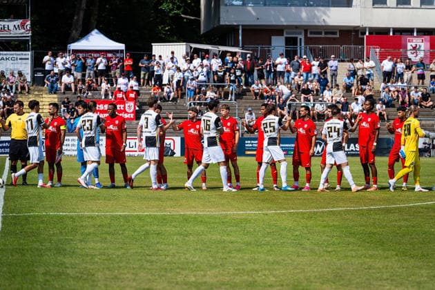 04.07.2026, xovx, Fußball Bundesliga Testspiel, FC Gießen - SV Elversberg Die Spieler des FC Gießen (rote Trikots) und des SV Elversberg (weiße Trikots) beim Abklatschen vor dem Testspiel Gießen Waldstadion Hessen Deutschland (DE) *** July 4, 2026, xovx, Bundesliga Friendly Match, FC Gießen vs. SV Elversberg: FC Gießen players in red jerseys and SV Elversberg players in white jerseys high-fiving before the friendly match at the Waldstadion in Gießen, Hesse, Germany DE