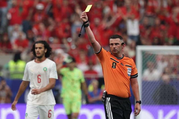 FIFA World Cup, WM, Weltmeisterschaft, Fussball 2026 - Round of 16 - Canada vs Morocco English referee Michael Oliver shows the yellow card during the FIFA World Cup 2026 Round of 16 match Canada against Morocco, in Houston, USA, 04 July 2026. HOUSTON United States  Copyright: xCHRISTOPHERxNEUNDORFx