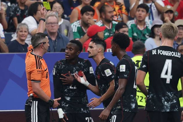 FIFA World Cup, WM, Weltmeisterschaft, Fussball 2026 - Round of 16 - Canada vs Morocco English referee Michael Oliver (L) shows the yellow card to Richie Laryea (2-L) of Canada during the FIFA World Cup 2026 Round of 16 match Canada against Morocco, in Houston, USA, 04 July 2026. HOUSTON United States  Copyright: xCHRISTOPHERxNEUNDORFx