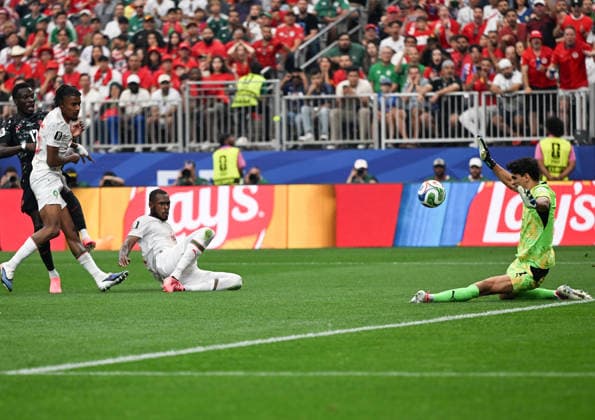 (260705) -- HOUSTON, July 5, 2026 -- Yassine Bounou (1st R), goalkeeper of Morocco, makes a save during the round of 16 match between Canada and Morocco at the 2026 FIFA World Cup, WM, Weltmeisterschaft, Fussball at Houston Stadium in Houston, the United States, July 4, 2026. ) (SP)U.S.-HOUSTON-FOOTBALL-FIFA WORLD CUP-ROUND OF 16-CAN VS MAR XiaoxYijiu 