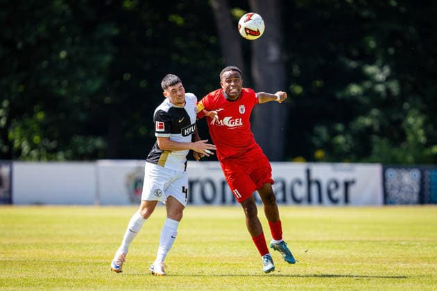 04.07.2026, xovx, Fußball Bundesliga Testspiel, FC Gießen - SV Elversberg v.l. Kopfballduell zwischen Felix Keidel (SV Elversberg) und Melvin Curtis Njontie (FC Gießen) Gießen Waldstadion Hessen Deutschland (DE) *** July 4, 2026, xovx, Bundesliga Friendly Match, FC Gießen vs. SV Elversberg: Heading duel between Felix Keidel (SV Elversberg) and Melvin Curtis Njontie (FC Gießen), Gießen Waldstadion, Hesse, Germany, DE