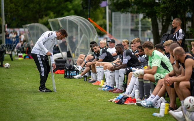 Fussball, Saison 2026 2027, Regionalfreundschaftsspiel, 04.07.2026, Herren, 1.FC Bocholt (schwarz) vs. FC Twente Enschede U21, U 21 (blau) Guerino Capretti (Trainer, 1.FC Bocholt) in der Halbzeitpause Delden Sportplatz SV Delden Niederlande *** Soccer, 2026–2027 season, regional friendly, July 4, 2026, Men s, 1 FC Bocholt (black) vs. FC Twente Enschede U21 (blue), Coach Guerino Capretti, 1 FC Bocholt at halftime, Delden Sports Field, SV Delden, Netherlands 260704_fb_1fc-bocholt_twente-enschede-u21_53067