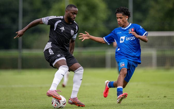 Fussball, Saison 2026 2027, Regionalfreundschaftsspiel, 04.07.2026, Herren, 1.FC Bocholt (schwarz) vs. FC Twente Enschede U21, U 21 (blau) v.l.: Arnold Budimbu (1.FC Bocholt), k.A. (FC Twente Enschede), Delden Sportplatz SV Delden Niederlande *** Soccer, 2026–2027 Season, Regional Friendly Match, July 4, 2026, Men s, 1 FC Bocholt (black) vs. FC Twente Enschede U21 (blue), referee: Arnold Budimbu, 1 FC Bocholt, k A FC Twente Enschede, Delden Sports Field, SV Delden, Netherlands 260704_fb_1fc-bocholt_twente-enschede-u21_53038