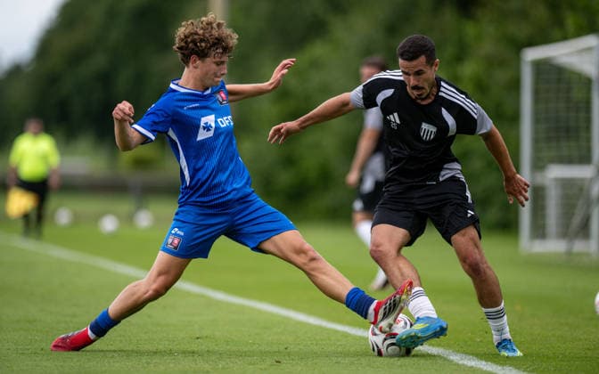 Fussball, Saison 2026 2027, Regionalfreundschaftsspiel, 04.07.2026, Herren, 1.FC Bocholt (schwarz) vs. FC Twente Enschede U21, U 21 (blau) v.l.: k.A. (FC Twente Enschede), Marvin Lorch (1.FC Bocholt), Delden Sportplatz SV Delden Niederlande *** Soccer, 2026–2027 Season, Regional Friendly Match, July 4, 2026, Men s, 1 FC Bocholt (black) vs. FC Twente Enschede U21 (blue) v l k A FC Twente Enschede, Marvin Lorch 1 FC Bocholt, Delden Sports Field, SV Delden, Netherlands 260704_fb_1fc-bocholt_twente-enschede-u21_53057