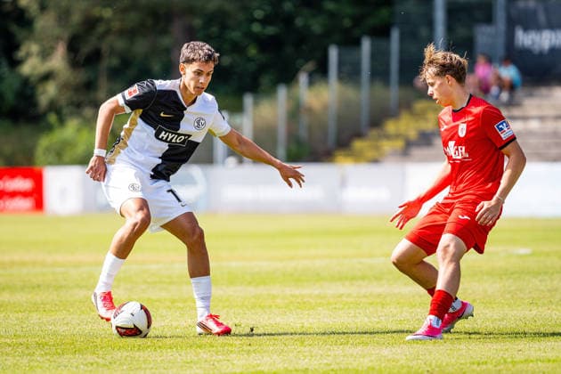 04.07.2026, xovx, Fußball Bundesliga Testspiel, FC Gießen - SV Elversberg v.l. Frederik Schmahl (SV Elversberg), Lennox Reichenbächer (FC Gießen) Gießen Waldstadion Hessen Deutschland (DE) *** July 4, 2026, xovx, Bundesliga Friendly Match, FC Gießen vs. SV Elversberg, Frederik Schmahl (SV Elversberg), Lennox Reichenbächer (FC Gießen), Gießen Waldstadion, Hesse, Germany, DE