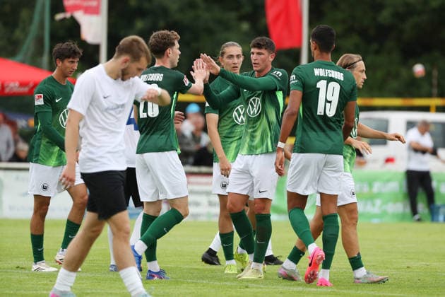 VfL vs. ABB Regionalauswahl, Testspiel Gifhorn, 04.07.2026, Fußball, Herren, Saison 2026 2027, Testspiel, VfL Wolfsburg vs. Anheuser-Busch-Bud-Regionalauswahl, Alessio Besio (VfL Wolfsburg) jubelt mit Mannschaftskollegen nach seinem Tor zum 2:0 Flutmulde Deutschland *** VfL vs. ABB Regional Team, Friendly Match in Gifhorn, July 4, 2026, Soccer, Men s, 2026–2027 season, Friendly match, VfL Wolfsburg vs. Anheuser-Busch Bud Regional Selection, Alessio Besio of VfL Wolfsburg celebrates with his teammates after scoring the 2–0 goal at Flutmulde, Germany