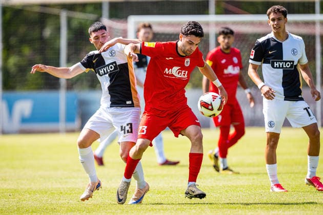 04.07.2026, xovx, Fußball Bundesliga Testspiel, FC Gießen - SV Elversberg v.l. Felix Keidel (SV Elversberg), Ege Budda (FC Gießen), Frederik Schmahl (SV Elversberg) Gießen Waldstadion Hessen Deutschland (DE) *** July 4, 2026, xovx, Bundesliga Friendly Match, FC Gießen vs. SV Elversberg, Felix Keidel (SV Elversberg), Ege Budda (FC Gießen), Frederik Schmahl (SV Elversberg), Gießen Waldstadion, Hesse, Germany, DE