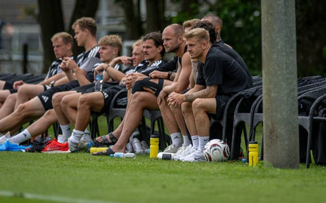 Fussball, Saison 2026 2027, Regionalfreundschaftsspiel, 04.07.2026, Herren, 1.FC Bocholt (schwarz) vs. FC Twente Enschede U21, U 21 (blau) Luca Puhe (1.FC Bocholt), rechts Delden Sportplatz SV Delden Niederlande *** Soccer, 2026–2027 season, regional friendly match, July 4, 2026, Men s, 1 FC Bocholt (black) vs. FC Twente Enschede U21 (blue), Luca Puhe (1 FC Bocholt), right side, Delden Sports Field, SV Delden, Netherlands 260704_fb_1fc-bocholt_twente-enschede-u21_53106