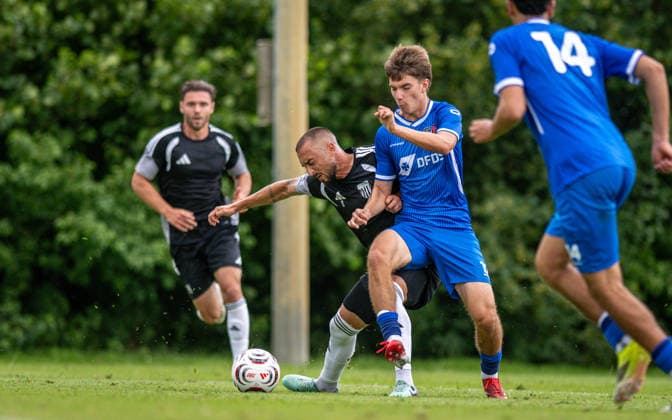 Fussball, Saison 2026 2027, Regionalfreundschaftsspiel, 04.07.2026, Herren, 1.FC Bocholt (schwarz) vs. FC Twente Enschede U21, U 21 (blau) v.l.: Stipe Batarilo (1.FC Bocholt), k.A. (FC Twente Enschede), Delden Sportplatz SV Delden Niederlande *** Soccer, 2026–2027 Season, Regional Friendly Match, July 4, 2026, Men s, 1 FC Bocholt (black) vs. FC Twente Enschede U21 (blue), Referee: Stipe Batarilo, 1 FC Bocholt, k A FC Twente Enschede, Delden Sports Field, SV Delden, Netherlands 260704_fb_1fc-bocholt_twente-enschede-u21_53110