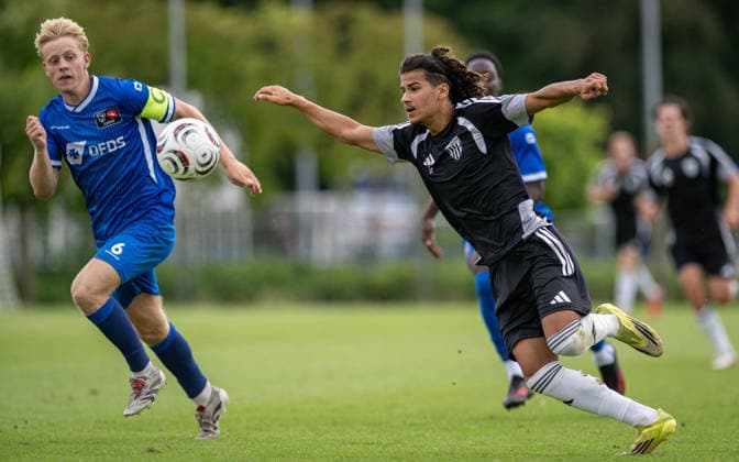 Fussball, Saison 2026 2027, Regionalfreundschaftsspiel, 04.07.2026, Herren, 1.FC Bocholt (schwarz) vs. FC Twente Enschede U21, U 21 (blau) v.l.: k.A. (FC Twente Enschede), Boran Oezbek (1.FC Bocholt), Delden Sportplatz SV Delden Niederlande *** Soccer, 2026–2027 Season, Regional Friendly Match, July 4, 2026, Men s, 1 FC Bocholt (black) vs. FC Twente Enschede U21 (blue) v l k A FC Twente Enschede, Boran Oezbek 1 FC Bocholt, Delden Sports Field, SV Delden, Netherlands 260704_fb_1fc-bocholt_twente-enschede-u21_53114