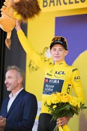 Tour de France 2026 Stage 1 BARCELONA, SPAIN - JULY 04 : Vingegaard Jonas (DEN) of Team Visma Lease a Bike on the podium wearing the yellow jersey during stage 1 of the 113rd edition of Tour de France an UCI World Tour 2.UWT Team Time Trial stage for Men Elite of 19 km with start in Barcelona and finish in Barcelona on July 4, 2026 in Barcelona, Spain, 04 07 2026 Barcelona Spain  Copyright: xSzymonxGruchalskix
