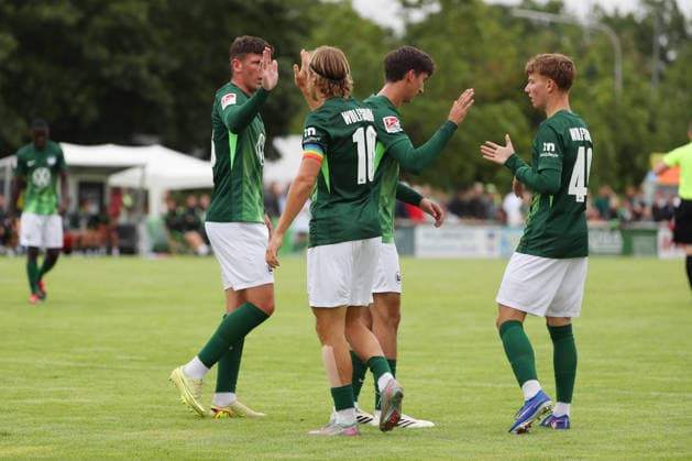 VfL vs. ABB Regionalauswahl, Testspiel Gifhorn, 04.07.2026, Fußball, Herren, Saison 2026 2027, Testspiel, VfL Wolfsburg vs. Anheuser-Busch-Bud-Regionalauswahl, Lovro Majer (VfL Wolfsburg) jubelt mit Mannschaftskollegen nach seinem Tor zum 1:0 Flutmulde Deutschland *** VfL vs. ABB Regional Team, Friendly Match in Gifhorn, July 4, 2026, Soccer, Men s, 2026–2027 season, Friendly match, VfL Wolfsburg vs. Anheuser-Busch Bud Regional Selection, Lovro Majer of VfL Wolfsburg celebrates with his teammates after scoring the 1–0 goal at Flutmulde, Germany