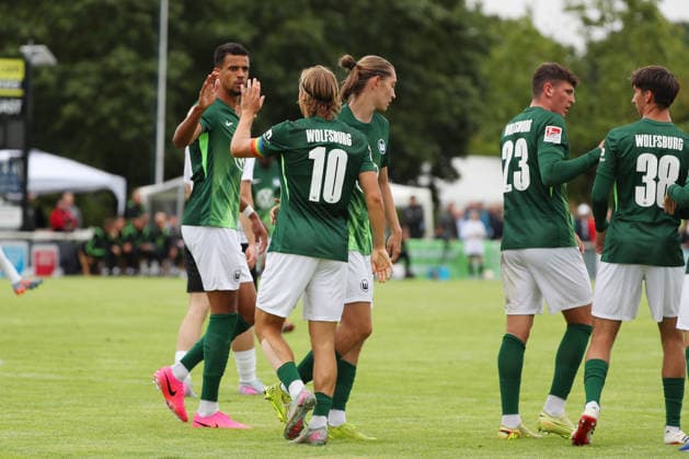 VfL vs. ABB Regionalauswahl, Testspiel Gifhorn, 04.07.2026, Fußball, Herren, Saison 2026 2027, Testspiel, VfL Wolfsburg vs. Anheuser-Busch-Bud-Regionalauswahl, Lovro Majer (VfL Wolfsburg) jubelt mit Mannschaftskollegen nach seinem Tor zum 1:0 Flutmulde Deutschland *** VfL vs. ABB Regional Team, Friendly Match in Gifhorn, July 4, 2026, Soccer, Men s, 2026–2027 season, Friendly match, VfL Wolfsburg vs. Anheuser-Busch Bud Regional Selection, Lovro Majer of VfL Wolfsburg celebrates with his teammates after scoring the 1–0 goal at Flutmulde, Germany