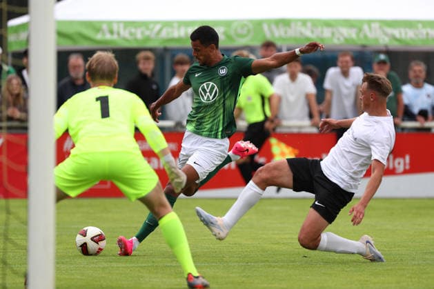 VfL vs. ABB Regionalauswahl, Testspiel Gifhorn, 04.07.2026, Fußball, Herren, Saison 2026 2027, Testspiel, VfL Wolfsburg vs. Anheuser-Busch-Bud-Regionalauswahl, Robert Glatzel (VfL Wolfsburg) Flutmulde Deutschland *** VfL vs. ABB Regional Select Team, Friendly Match in Gifhorn, July 4, 2026, Soccer, Men s, 2026–2027 Season, Friendly Match, VfL Wolfsburg vs. Anheuser-Busch Bud Regional Select Team, Robert Glatzel, VfL Wolfsburg, Flutmulde, Germany