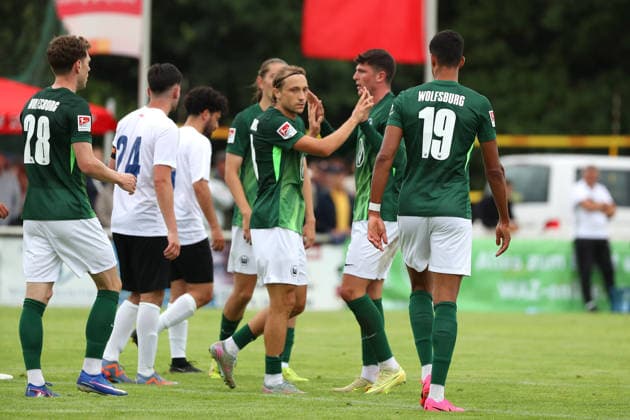 VfL vs. ABB Regionalauswahl, Testspiel Gifhorn, 04.07.2026, Fußball, Herren, Saison 2026 2027, Testspiel, VfL Wolfsburg vs. Anheuser-Busch-Bud-Regionalauswahl, Alessio Besio (VfL Wolfsburg) jubelt mit Mannschaftskollegen nach seinem Tor zum 2:0 Flutmulde Deutschland *** VfL vs. ABB Regional Team, Friendly Match in Gifhorn, July 4, 2026, Soccer, Men s, 2026–2027 season, Friendly match, VfL Wolfsburg vs. Anheuser-Busch Bud Regional Selection, Alessio Besio of VfL Wolfsburg celebrates with his teammates after scoring the 2–0 goal at Flutmulde, Germany