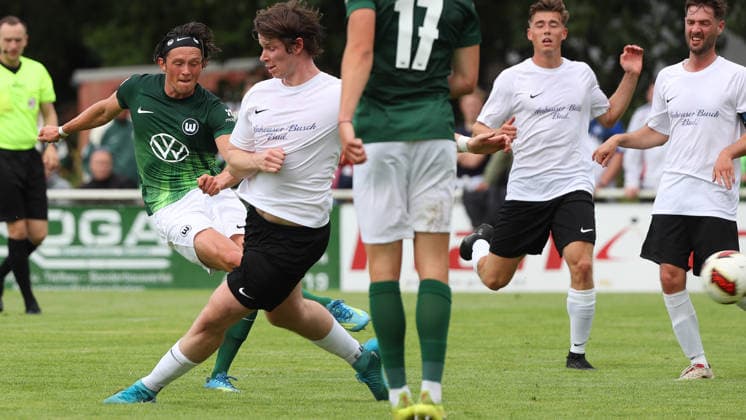 VfL vs. ABB Regionalauswahl, Testspiel Gifhorn, 04.07.2026, Fußball, Herren, Saison 2026 2027, Testspiel, VfL Wolfsburg vs. Anheuser-Busch-Bud-Regionalauswahl, Fabian Reese (VfL Wolfsburg) schießt ein Tor Flutmulde Deutschland *** VfL vs. ABB Regional Team, Friendly Match in Gifhorn, July 4, 2026, Soccer, Men s, 2026–2027 season, Friendly match, VfL Wolfsburg vs. Anheuser-Busch Bud Regional Selection, Fabian Reese of VfL Wolfsburg scores a goal at Flutmulde, Germany