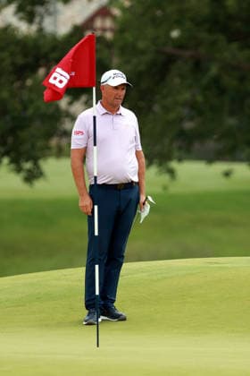 U.S. Senior Open Championship COLUMBUS, OHIO - JULY 4: Padraig Harrington of Ireland waits on the 18th green during the third round of the 46th U.S. Senior Open Championship 2026 on the United States Semiquincentennial at Scioto Country Club in Columbus, Ohio, USA, July 4, 2026. Columbus Ohio United States  Copyright: xAmyxLemusx originalFilename:lemus-ussenior260704_np1cJ.jpg