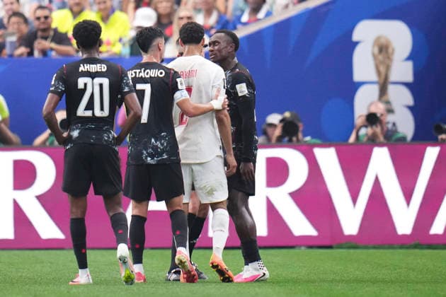 July 4, 2026, Houston, Texas, United States: Achraf Hakimi of Morocco argues with Richie Laryea of Canada during the FIFA World Cup, WM, Weltmeisterschaft, Fussball 2026 Round Of 16 match between Canada and Morocco at Houston Stadium on July 4, 2026 in Houston, United States. Houston United States - ZUMAa181 20260704_zaa_a181_026 Copyright: xJosexBretonx