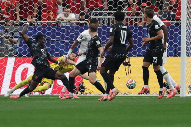 FIFA World Cup, WM, Weltmeisterschaft, Fussball 2026 - Round of 16 - Canada vs Morocco Goalkeeper Maxime Crepeau (2-L) of Canada concedes the 0-1 goal during the FIFA World Cup 2026 Round of 16 match Canada against Morocco, in Houston, USA, 04 July 2026. HOUSTON United States  Copyright: xCHRISTOPHERxNEUNDORFx