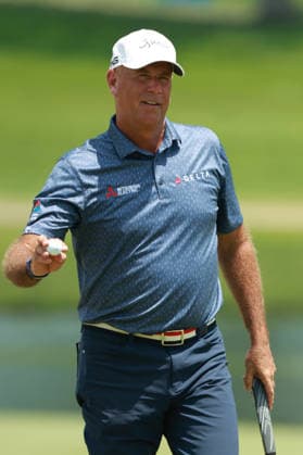 U.S. Senior Open Championship 2026 COLUMBUS, OHIO - JULY 4: Stewart Cink of the United States acknowledges the gallery on the 18th green after completing the third round of the U.S. Senior Open Championship 2026 at Scioto Country Club in Columbus, Ohio, USA Friday, July 4, 2026. Columbus Ohio United States  Copyright: xJorgexLemusx originalFilename:lemus-ussenior260704_npB3G.jpg