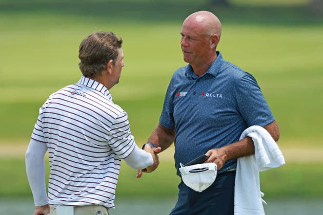 U.S. Senior Open Championship 2026 COLUMBUS, OHIO - JULY 4: George McNeill (L) shakes hands with Stewart Cink of the United States (R) after completing the 18th hole during the third round of the U.S. Senior Open Championship 2026 at Scioto Country Club in Columbus, Ohio, USA Friday, July 4, 2026. Columbus Ohio United States  Copyright: xJorgexLemusx originalFilename:lemus-ussenior260704_npZKk.jpg