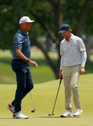 U.S. Senior Open Championship COLUMBUS, OHIO - JULY 4: Stewart Cink (left) of Georgia walks on the 18th green after completing the course during the third round of the 46th U.S. Senior Open Championship 2026 on the United States Semiquincentennial at Scioto Country Club in Columbus, Ohio, USA, July 4, 2026. Columbus Ohio United States  Copyright: xAmyxLemusx originalFilename:lemus-ussenior260704_npgDn.jpg