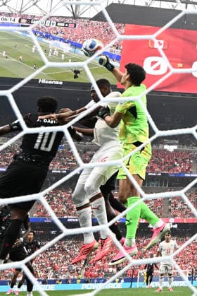 (260705) -- HOUSTON, July 5, 2026 -- Yassine Bounou (R), goalkeeper of Morocco, makes a save during the round of 16 match between Canada and Morocco at the 2026 FIFA World Cup, WM, Weltmeisterschaft, Fussball at Houston Stadium in Houston, the United States, July 4, 2026. ) (SP)U.S.-HOUSTON-FOOTBALL-FIFA WORLD CUP-ROUND OF 16-CAN VS MAR XiaoxYijiu 