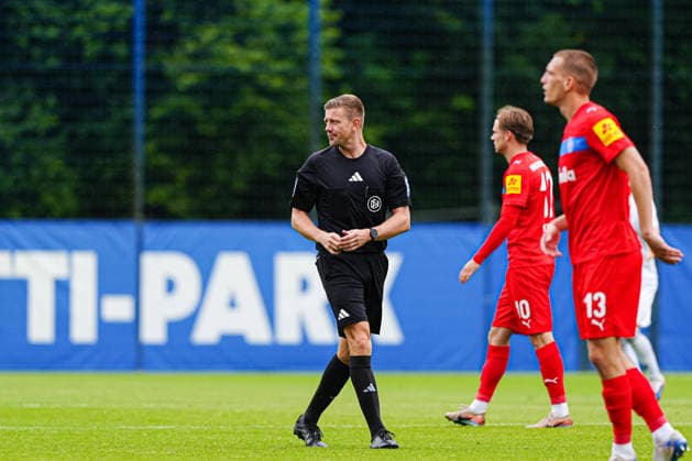 Schiedsrichter Robert Schröder GER, Holstein Kiel vs. FC Fredericia, Fussball, Testspiel, Saison 2026 2027, 04.07.2026 DFL REGULATIONS PROHIBIT ANY USE OF PHOTOGRAPHS AS IMAGE SEQUENCES AND OR QUASI-VIDEO GER, Holstein Kiel vs. FC Fredericia, Fussball, Testspiel, Saison 2026 2027, 04.07.2026 Kiel *** Referee Robert Schröder (GER), Holstein Kiel vs. FC Fredericia, Soccer, Friendly Match, 2026–2027 Season, July 4, 2026 DFL regulations prohibit any use of photographs as image sequences and or quasi-video GER, Holstein Kiel vs. FC Fredericia, soccer, friendly match, 2026–2027 season, July 4, 2026, Kiel Copyright: xEibner-Pressefoto MarcelxvonxFehrnx EP_MFN