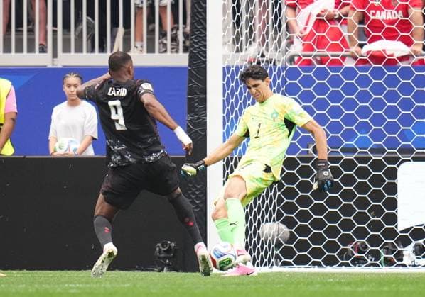 Canada v Morocco - FIFA World Cup, WM, Weltmeisterschaft, Fussball 2026 - Round of 16 HOUSTON, UNITED STATES - JULY 04: Yassine Bounou of Morocco and Cyle Larin of Canada compete for the ball during the 2026 FIFA World Cup Round of 16 match between Canada and Morocco at Houston Stadium (NRG Stadium) on July 04, 2026 in Houston, Texas. Jose Hernandez Anadolu Texas United States. Editorial use only. Please get in touch for any other usage.  Copyright: x2026xAnadoluxJosexHernandezx
