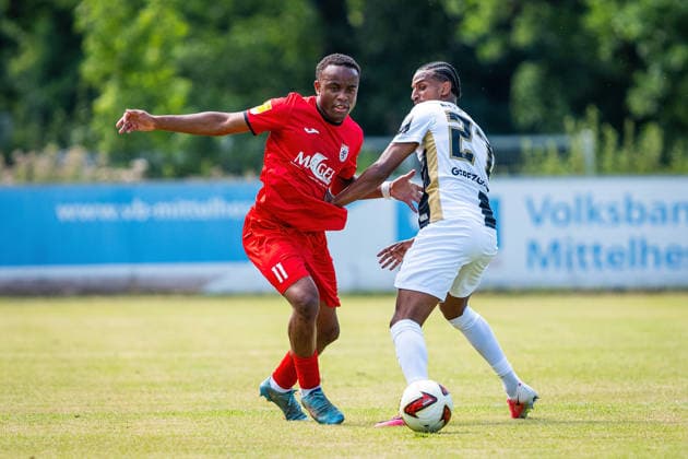 04.07.2026, xovx, Fußball Bundesliga Testspiel, FC Gießen - SV Elversberg v.l. Melvin Curtis Njontie (FC Gießen), Filimon Gerezgiher (SV Elversberg) Gießen Waldstadion Hessen Deutschland (DE) *** July 4, 2026, xovx, Bundesliga Friendly Match, FC Gießen vs. SV Elversberg, Melvin Curtis Njontie (FC Gießen), Filimon Gerezgiher (SV Elversberg), Gießen Waldstadion, Hesse, Germany, DE