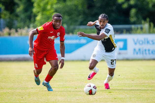 04.07.2026, xovx, Fußball Bundesliga Testspiel, FC Gießen - SV Elversberg v.l. Melvin Curtis Njontie (FC Gießen), Filimon Gerezgiher (SV Elversberg) Gießen Waldstadion Hessen Deutschland (DE) *** July 4, 2026, xovx, Bundesliga Friendly Match, FC Gießen vs. SV Elversberg, Melvin Curtis Njontie (FC Gießen), Filimon Gerezgiher (SV Elversberg), Gießen Waldstadion, Hesse, Germany, DE