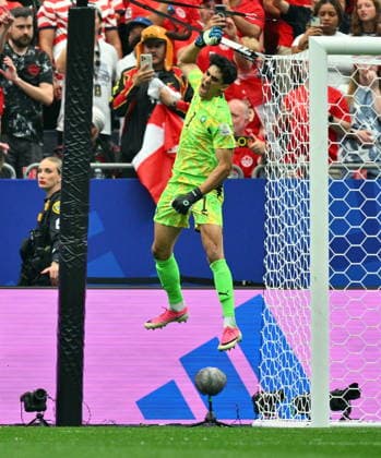 FIFA World Cup, WM, Weltmeisterschaft, Fussball 2026 - Round of 16 - Canada vs Morocco Goalkeeper Yassine Bounou of Morocco reacts during the FIFA World Cup 2026 Round of 16 match Canada against Morocco, in Houston, USA, 04 July 2026. HOUSTON United States  Copyright: xSAMxWASSONx
