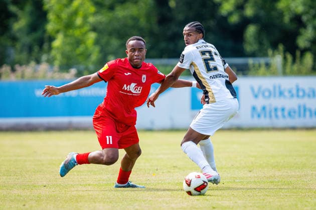 04.07.2026, xovx, Fußball Bundesliga Testspiel, FC Gießen - SV Elversberg v.l. Melvin Curtis Njontie (FC Gießen), Filimon Gerezgiher (SV Elversberg) Gießen Waldstadion Hessen Deutschland (DE) *** July 4, 2026, xovx, Bundesliga Friendly Match, FC Gießen vs. SV Elversberg, Melvin Curtis Njontie (FC Gießen), Filimon Gerezgiher (SV Elversberg), Gießen Waldstadion, Hesse, Germany, DE