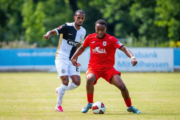 04.07.2026, xovx, Fußball Bundesliga Testspiel, FC Gießen - SV Elversberg v.l. Filimon Gerezgiher (SV Elversberg), Melvin Curtis Njontie (FC Gießen) Gießen Waldstadion Hessen Deutschland (DE) *** July 4, 2026, xovx, Bundesliga Friendly Match, FC Gießen vs. SV Elversberg, Filimon Gerezgiher (SV Elversberg), Melvin Curtis Njontie (FC Gießen), Waldstadion, Gießen, Hesse, Germany, DE