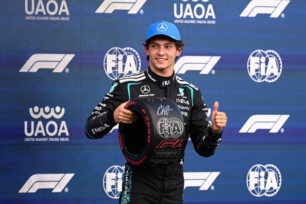 F1 Grand Prix of Great Britain - Practice & Sprint Qualifying Pole position qualifier Andrea Kimi Antonelli of Italy and Mercedes AMG Petronas F1 Team with his Pirelli Pole Position award during qualifying ahead of the F1 Grand Prix of Great Britain at Silverstone Circuit on July 4, 2026, in Northampton, England. Northampton Silverstone Circuit Northampton England 0443_RL_GPGBF12K26__GBR7706 Copyright: xRicardoxLarreinax