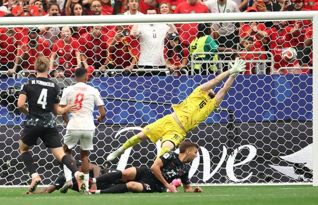 (260705) -- HOUSTON, July 5, 2026 -- Maxime Crepeau (1st R), goalkeeper of Canada, fails to save the ball during the round of 16 match between Canada and Morocco at the 2026 FIFA World Cup, WM, Weltmeisterschaft, Fussball at Houston Stadium in Houston, the United States, July 4, 2026. ) (SP)U.S.-HOUSTON-FOOTBALL-FIFA WORLD CUP-ROUND OF 16-CAN VS MAR LixMing 