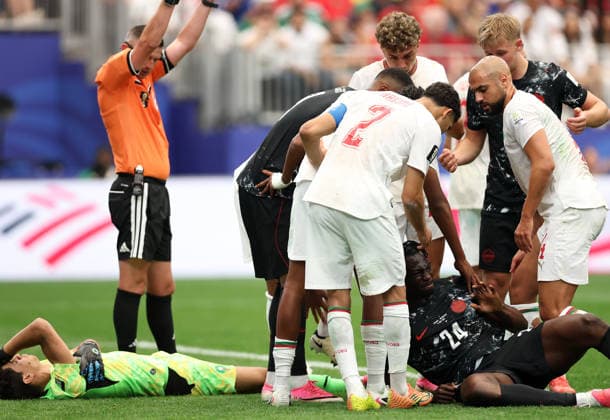(260705) -- HOUSTON, July 5, 2026 -- Promise David (down R) of Canada falls after a collision with Yassine Bounou (down L), goalkeeper of Morocco, during the round of 16 match between Canada and Morocco at the 2026 FIFA World Cup, WM, Weltmeisterschaft, Fussball at Houston Stadium in Houston, the United States, July 4, 2026. ) (SP)U.S.-HOUSTON-FOOTBALL-FIFA WORLD CUP-ROUND OF 16-CAN VS MAR LixMing 